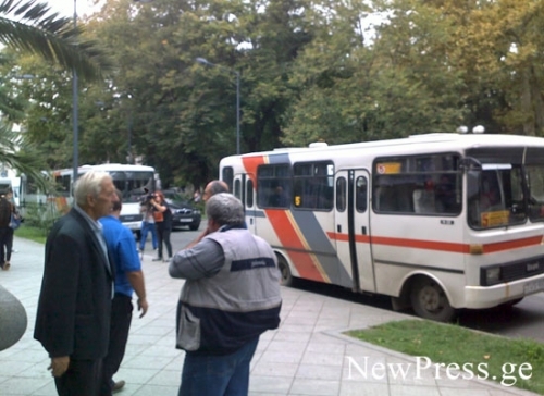 ავტობუსების მძღოლების ქუთაისის მერიის წინ ისევ გაიფიცნენ