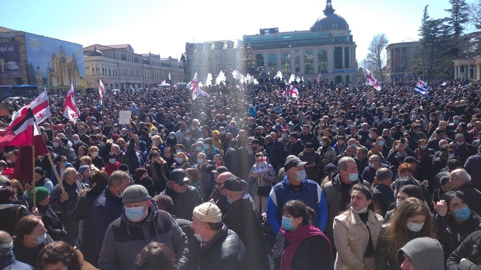 “არა გიგანტურ ჰესებს”- ქუთაისში მასშტაბური აქცია მიმდინარეობს  [PHOTO]