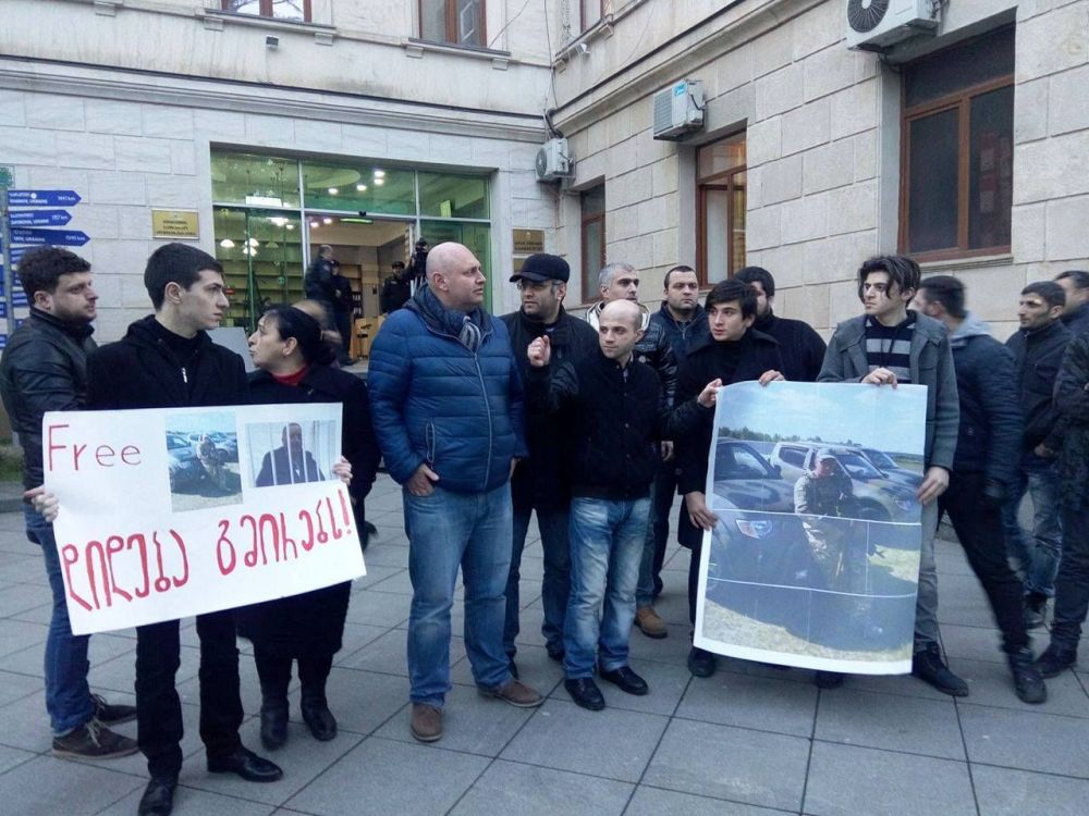 “დიდება გმირებს!”, “ჩვენ არ ვართ კოლექტიური ქუცნაშვილი!”