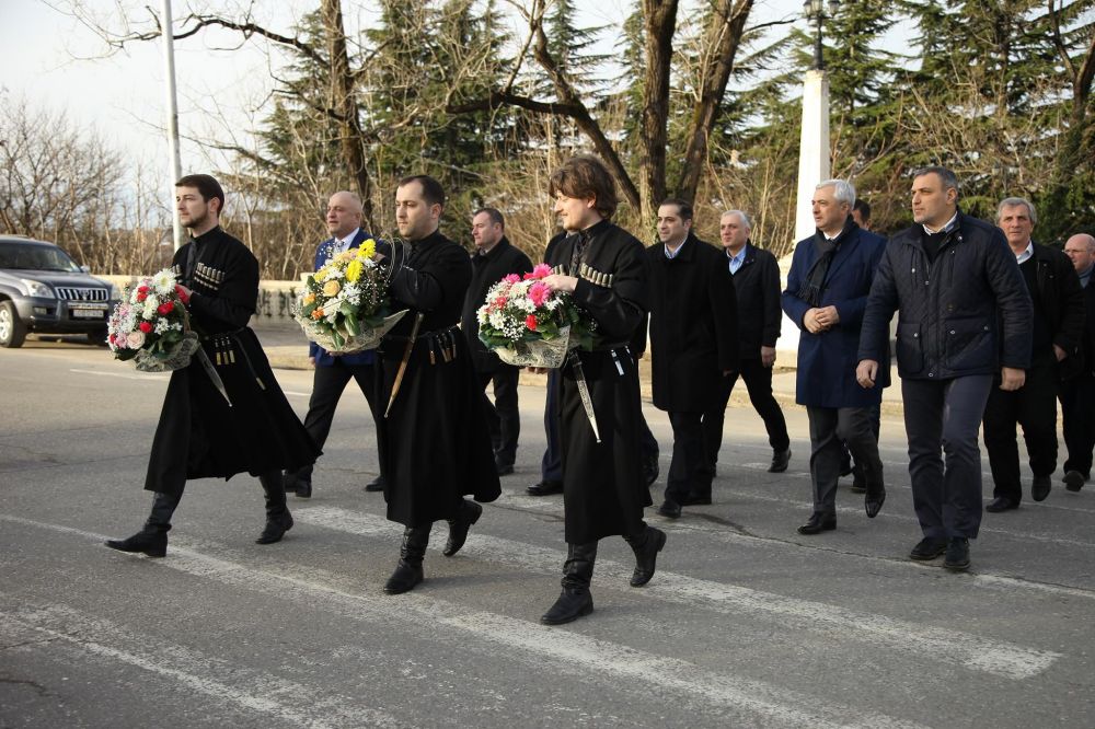 “დავითობის” აღნიშვნა დიდი მეფის ძეგლის შემკობით დაიწყო