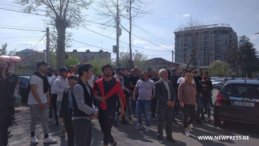ქუთაისში დაკავებული აჭარელი ახალგაზრდების ახლობლებმა გზა გადაკეტეს