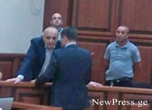 ვანო მერაბიშვილის სასამართლო პროცესის დაწყებას მხარდამჭერები ტაშით შეხვდნენ