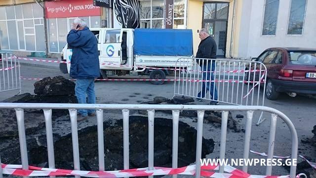 ქუთაისში, თამარ მეფის ქუჩაზე საავტომობილო გზა ჩაინგრა [PHOTO]