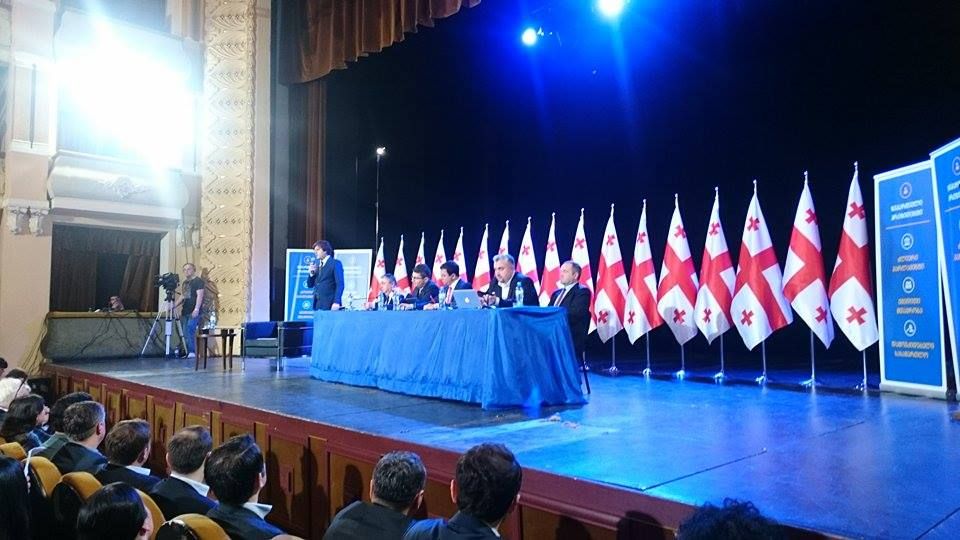 ქუთაისში კონსტიტუციის სახალხო განხილვამ მქუხარე ტაშის ფონზე ჩაიარა