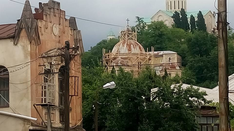 ვის ეკუთვნის ხარების ეკლესია?