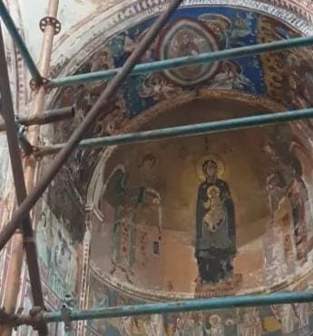 “გელათის უნიკალური მხატვრობა იშლება, იატაკზე იყრება, ცოცხით იგვება და ნაგავსაყრელზე გადის”