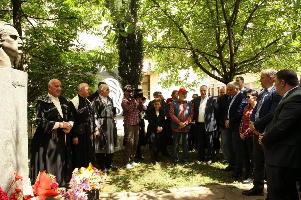 ქუთაისში მერაბ კოსტავას ძეგლი გვირგვინით შეამკეს