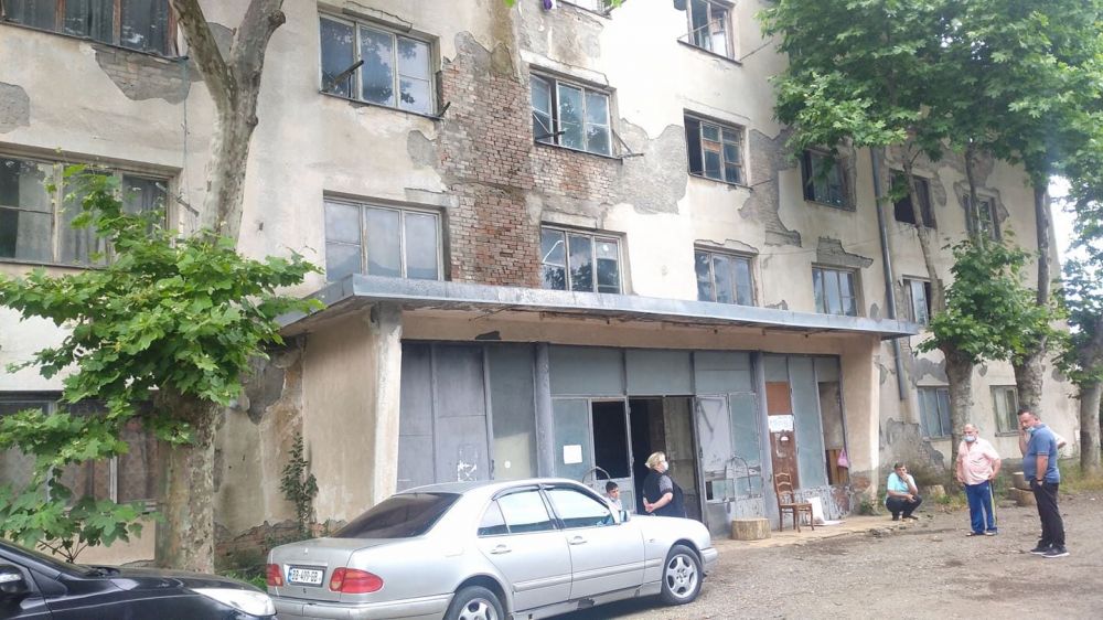 ქუთაისში, ყოფილი ლიცეუმის შენობაში მცხოვრები დევნილები საცხოვრისიდან მათ გაყვანას აპროტესტებენ