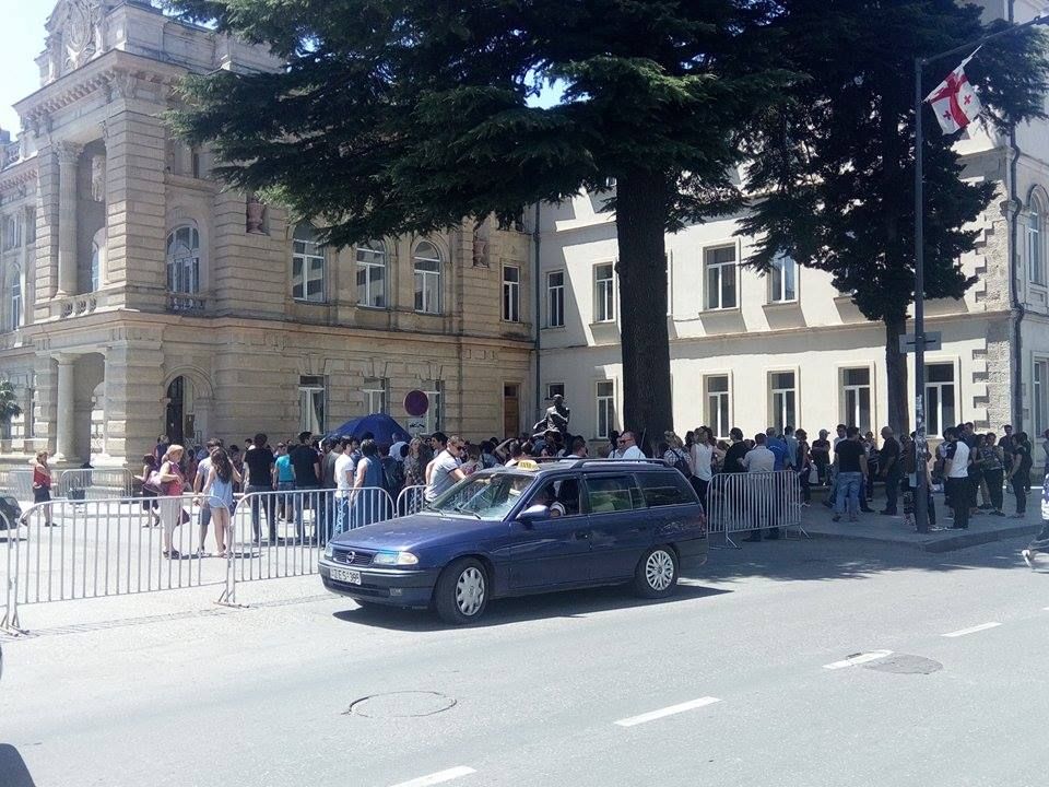 “ფანჯრის მხარეს თუ დაჯდები, არა უშავს” – ქუთაისში საგამოცდო ცენტრებში კონდიცირება არ არის