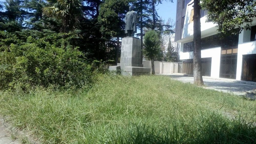 როგორ გამოიყურება ილია ჭავჭავაძის ძეგლის მიმდებარე ტერიტორია ქუთაისში(PHOTO)