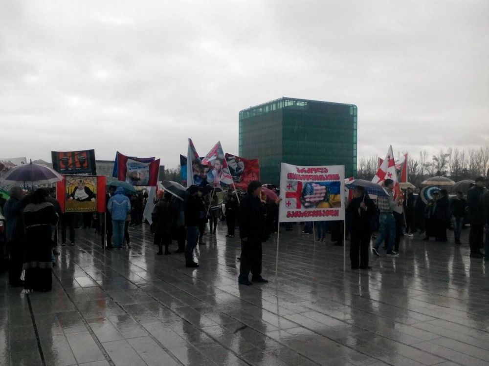 პარლამენტთან საპროტესტო აქცია მიმდინარეობს (ფოტო)