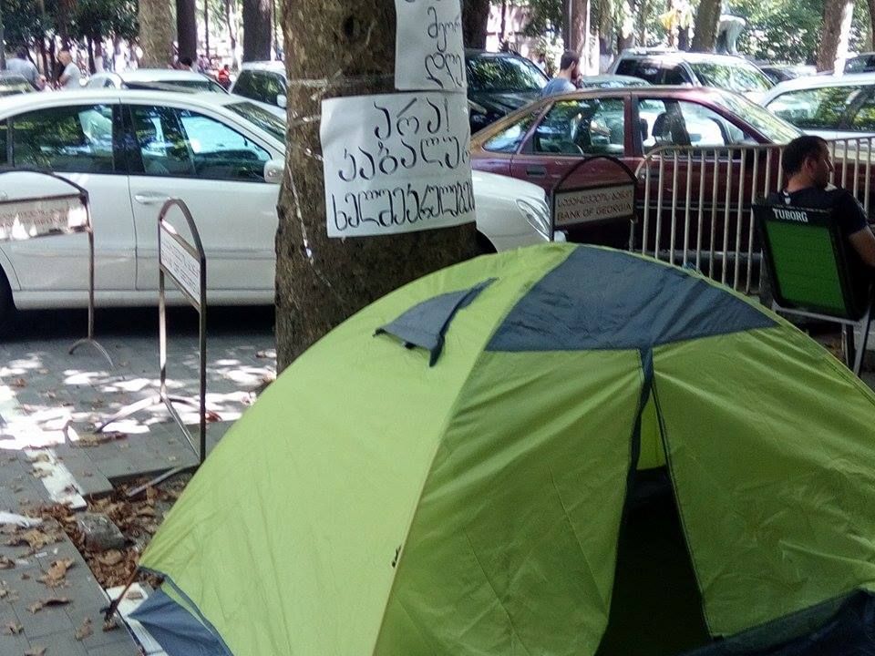 ქუთაისში “საქართველოს ბანკის” წინ მოქალაქე შიმშილობას აგრძელებს