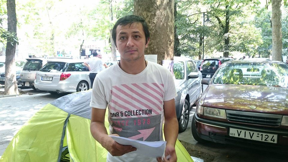ქუთაისში მოშიმშილე მოქალაქემ ბანკს სასამართლოში უჩივლა