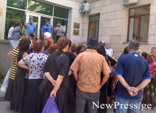 გარემოვაჭრეებმა ქუთაისის მერიაში შეჭრა სცადეს  – მერიას მათ საპასუხოდ ერთსაათიანი ვადა აქვს