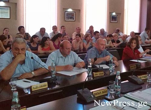 დაპირისპირება ქუთაისის საკრებულოში – პირველი რიგგარეშე სხდომა ხმაურით მიმდინარეობს