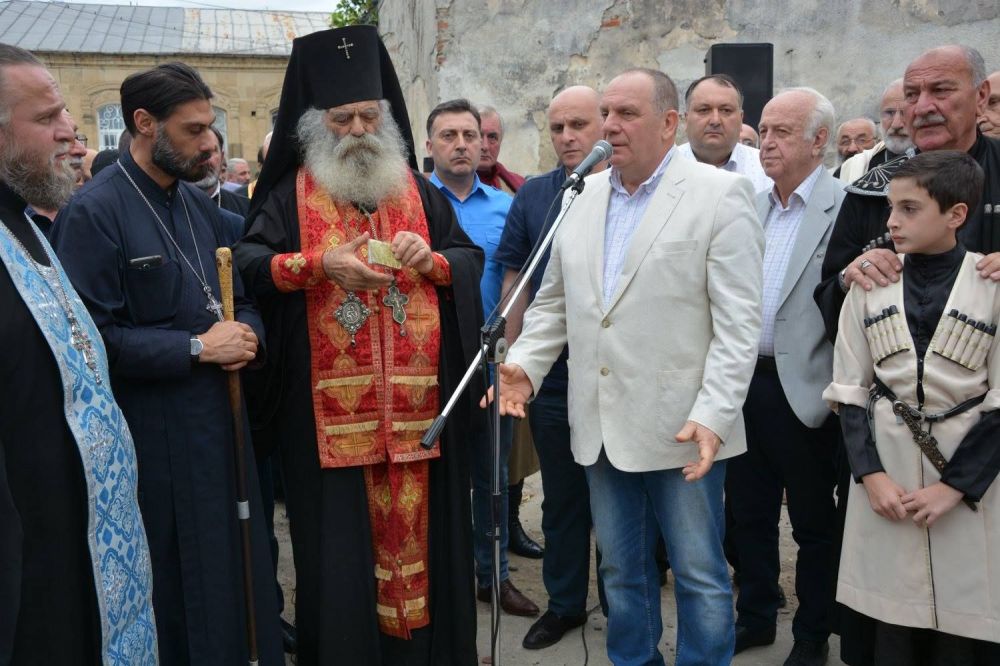 ქუთაისის ცენტრში ტაძრის მშენებლობის დაწყება მეუფე კალისტრატემ აკურთხა