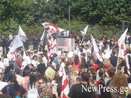 ქუთაისის საქალაქო სასამართლოსთან მერაბიშვილის მხარდამჭერები იკრიბებიან