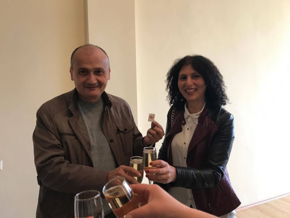 ტორტით და ლიქიორით გამოხატული ყურადღება მუნიციპალიტეტების თანამშრომლების მიმართ