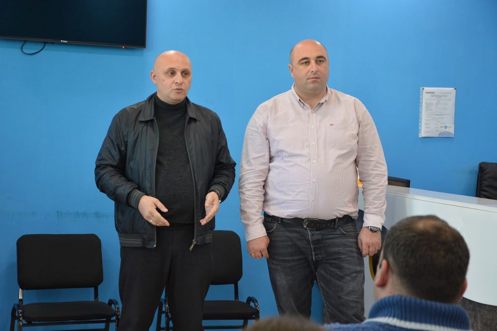 გიორგი ჭიღვარია კლინიკა „უნიქალ მედის“ თანამშრომლებს შეხვდა  [R]