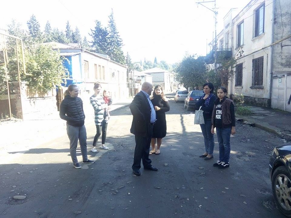 “ზაფხულში მტვერში ვიხრჩობოდით, ახლა წვიმებია და ტალახში გვიწევს ყოფნა”