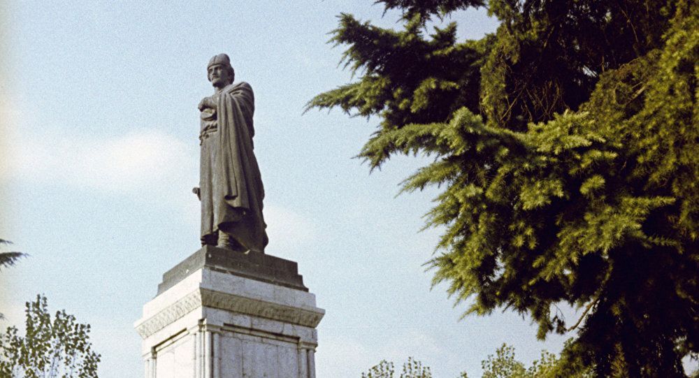 სად განთავსდება ქუთაისში შოთა რუსთაველის ძეგლი?