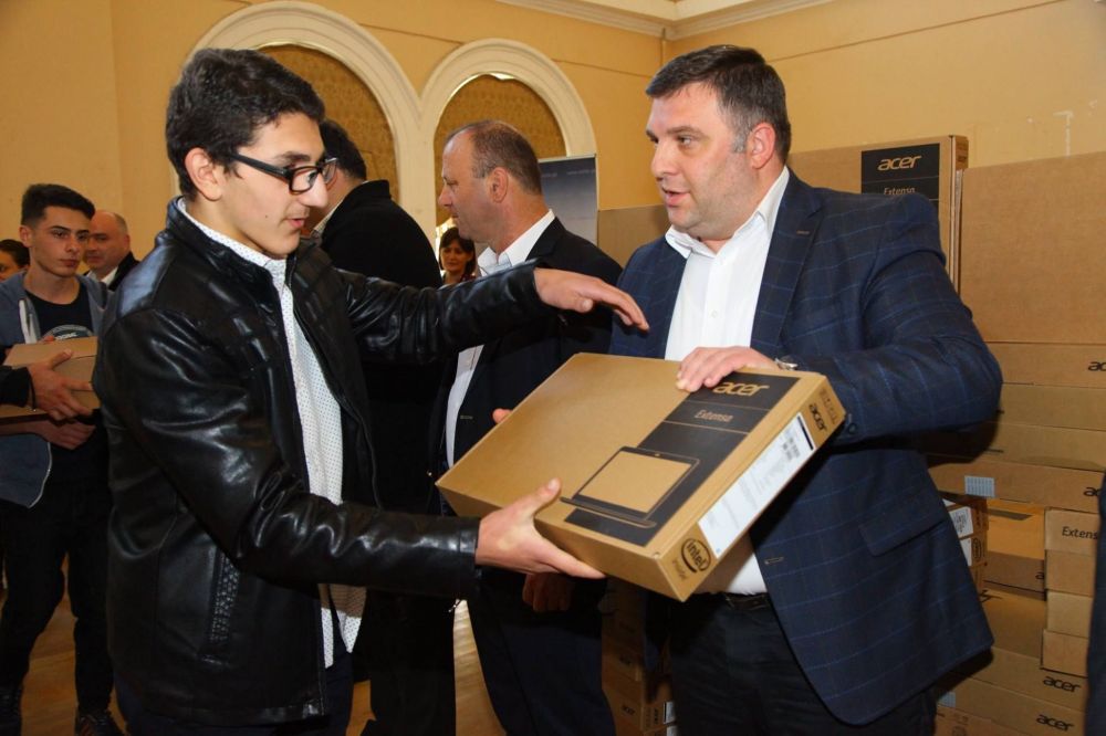 იმერეთის წარჩინებულ მოსწავლეებს პერსონალური კომპიუტერები გადასცეს