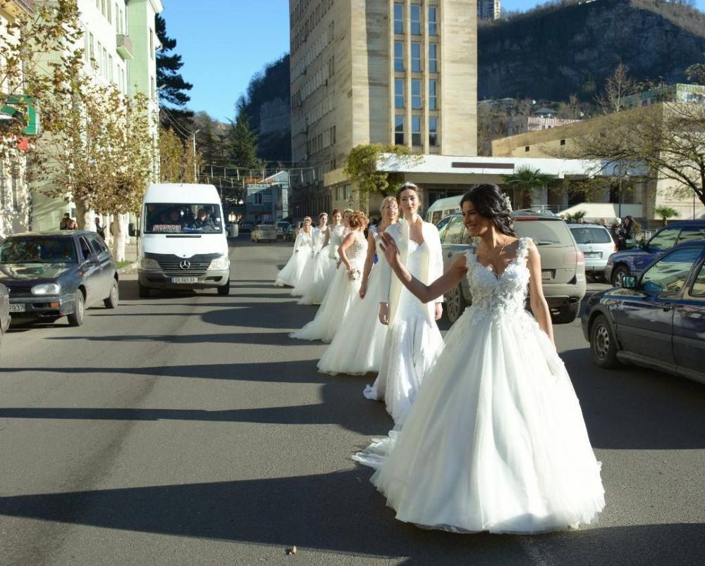 ჭიათურაში ახლადდაქორწინებულ გოგონებს საქორწინო კაბა საჩუქრად გადაეცემათ