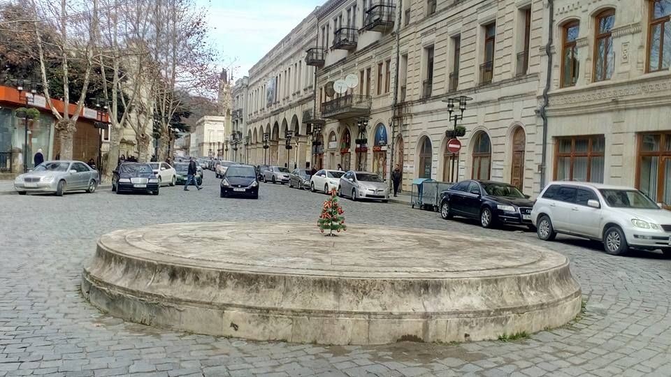 საახალწლო ნაძვის ხე ქუთაისის ცენტრში-დღის ფოტო