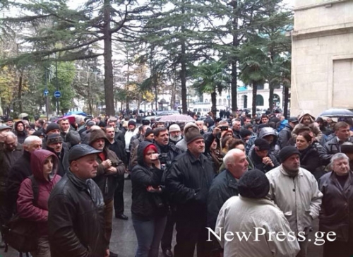 ქუთაისის მერის წინ აქციის მონაწილეები საკონკურსო კომისიის გაუქმებას და გამოძიების დაწყებას მოითხოვენ