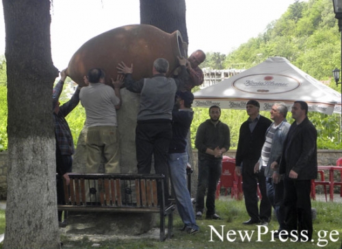 საქართველოში პირველი ქვევრის ძეგლი ქუთაისში დაიდგა