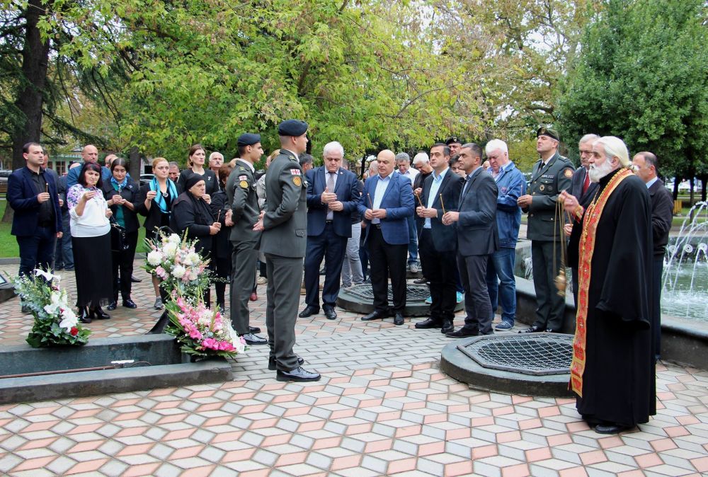 ქუთაისში აფხაზეთის ომში დაღუპული გმირების მემორიალური დაფა გვირგვინით შეამკეს