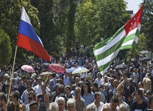 სოხუმში საპროტესტო აქცია მიდინარეობს