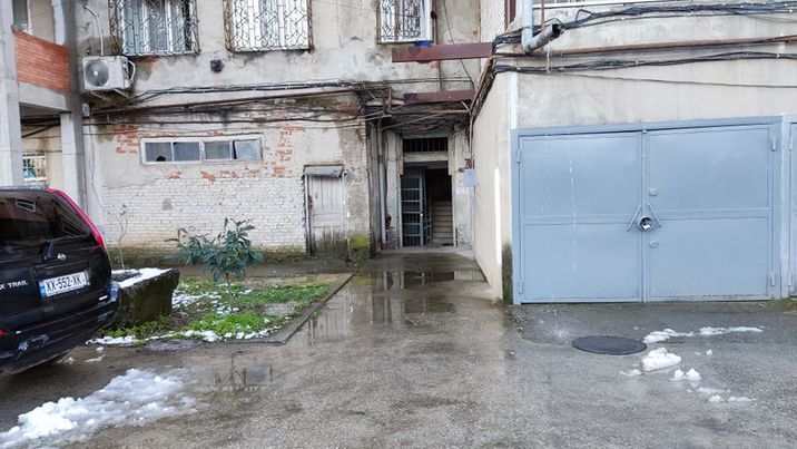 სოციალურად დაუცველი ქალი პოლიციამ წინააღმდეგობის გაწევის გამო მცირეწლოვანი შვილების თვალწინ დააკავა