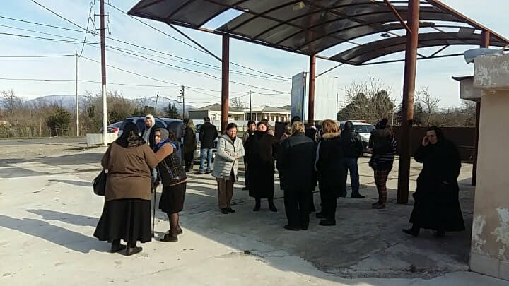 სოფელ ქვიტირში ავტოსაგზაო მოძრაობის მოწესრიგების მოთხოვნით აქციას მართავენ