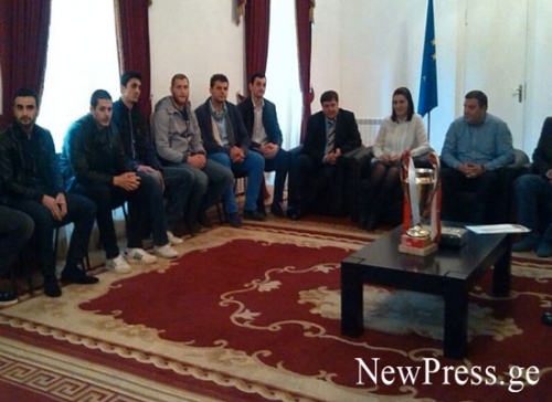 ქუთაისის მერიამ კალათბურთის გუნდის მწვრთნელი თასის მოპოვებისთვის ბიბლიით დაასაჩუქრა