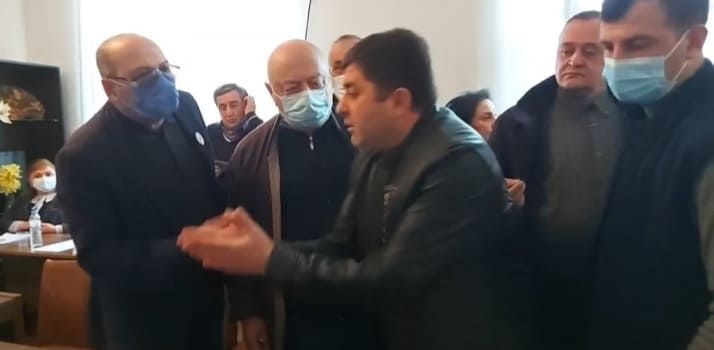 ხარაგაულის საკრებულოდან  დეპუტატები პოლიციის ძალით გაიყვანეს