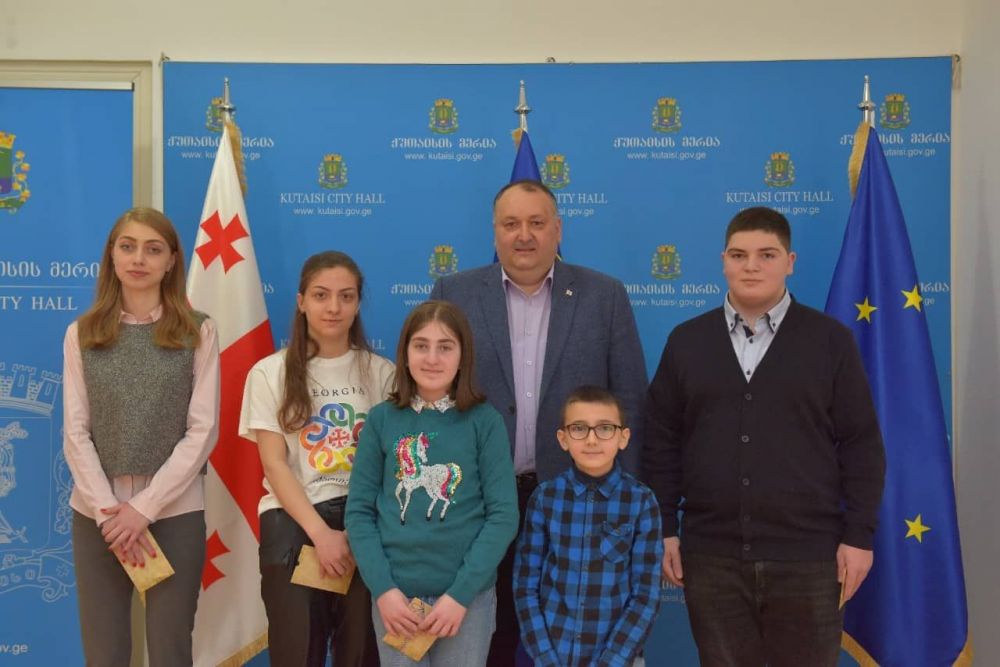 ქუთაისის მერი იოსებ ხახალეიშვილი წარმატებულ მოსწავლეებს შეხვდა