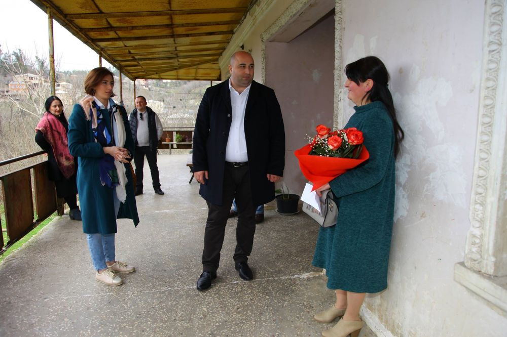 ქუთაისის მერიამ 45 მრავალშვილიან  ოჯახს საჩუქრები გადასცა