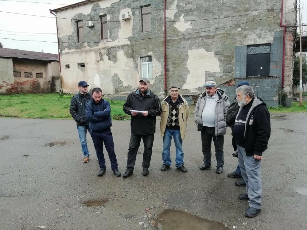 ზესტაფონში მრევლი მარგვეთისა და უბისის ეპისკოპოსის გადადგომას ითხოვს