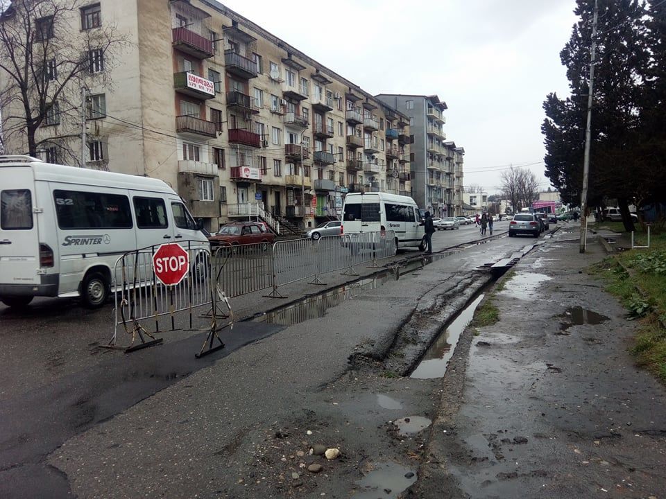 ადგილზე, სადაც ავტომობილი არხში ჩავარდა, გამაფრთხილებელი ნიშანი დადგეს