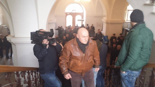 კვიციანის სასამართლო პროცესი ხმაურით დაიწყო