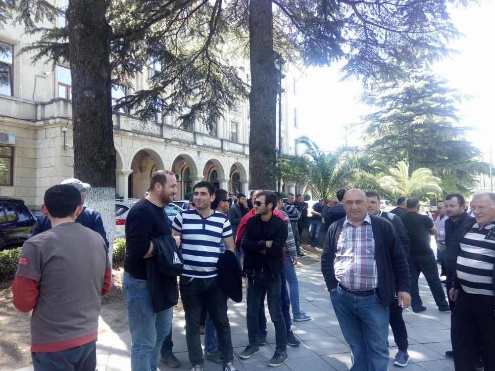ტაქსის მძღოლები ქუთაისის მერიასთან აქციას მართავენ