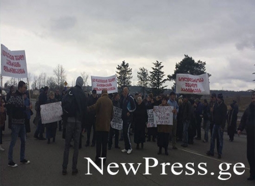 იპოთეკით დაზარალებულებმა პარლამენტთან გზა გადაკეტეს