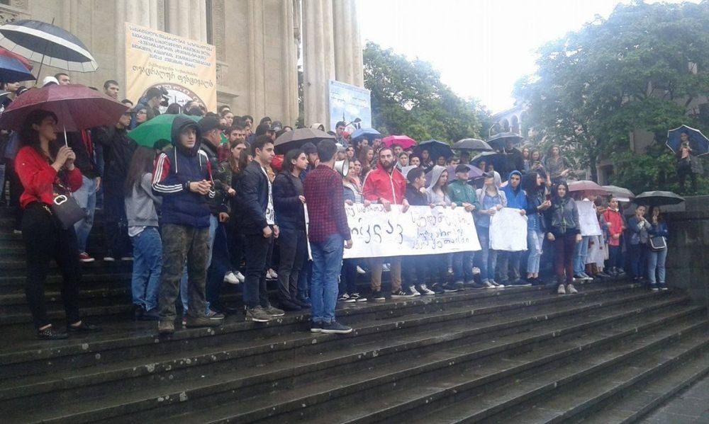 ქუთაისელი სტუდენტები ზაზა სარალიძის მხარდასაჭერად აქციას მართავენ