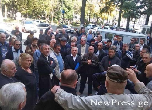 ქუთაისის მერიაში ვითხოვთ ცვლილებებს – “სამოქალაქო სოლიდარობის” აქცია მერიის წინ