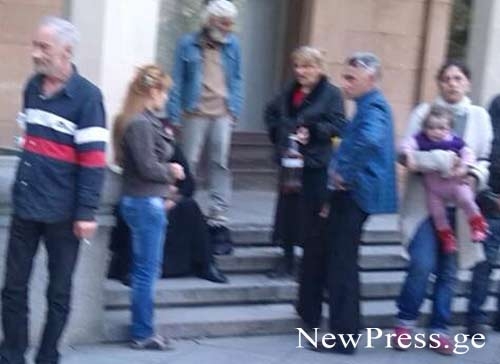 არა დენი, არა წყალი, გვრცხვენია მათხოვრობის – ქუთაისის მერიასთან სოციალურად დაუცველები აქციას მართავენ