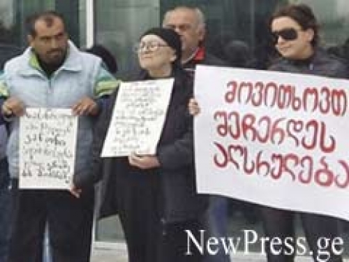 იპოთეკით დაზარალებულები ყოფილ პრემიერს – ბატონო ბიძინა თქვენ “გაბოლებენ”