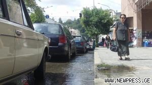 მიტოვებული სამუშაოს მიზეზით ფალიშვილის ქუჩა მოირწყა
