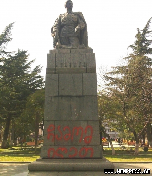ქუთაისში კიკვიძის ძეგლი “ჩამოღებას ითხოვს” [photo]