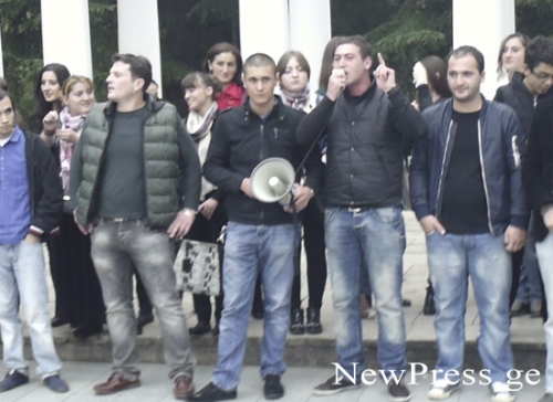 აქცია პრეზიდენტის წინააღმდეგ ქუთაისში – სტუდენტები სააკაშვილს დარჩენილ საათებს უთვლიან